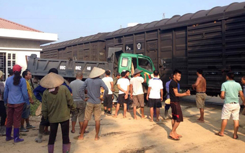 Hiện trường vụ tai nạn giao th&ocirc;ng đường sắt khiến một t&agrave;i xế xe tải bị thương