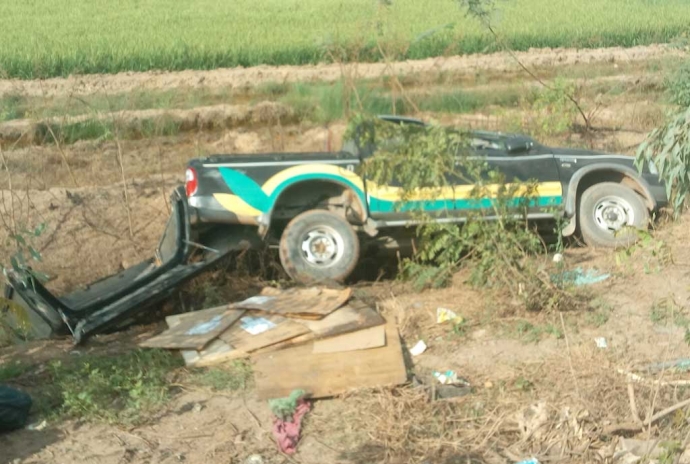 Vụ tai nạn giao th&ocirc;ng khiến xe b&aacute;n tải lật nh&agrave;o xuống hố s&acirc;u b&ecirc;n đường