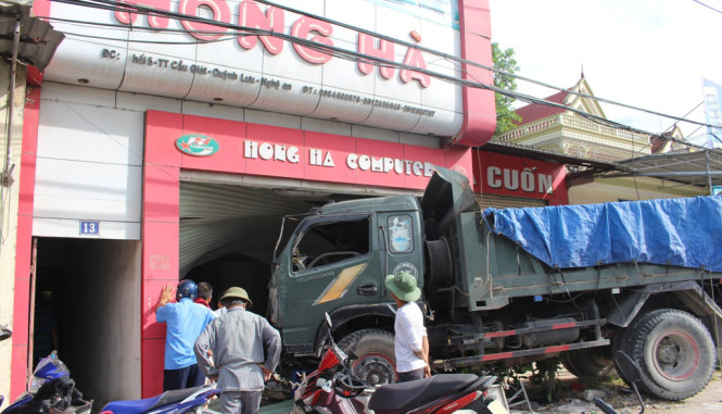 Hiện trường vụ tai nạn giao thông xe tải tông sập cửa hàng máy tính