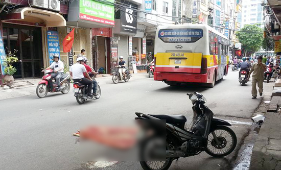Hiện trường vụ tai nạn giao th&ocirc;ng chết người giữa xe bu&yacute;t v&agrave; xe m&aacute;y