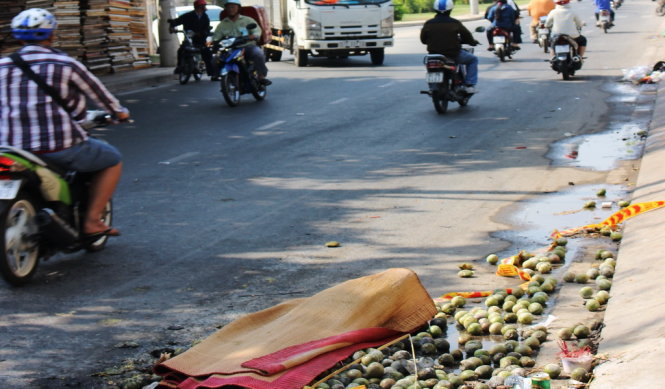 Hiện trường vụ tai nạn giao th&ocirc;ng khiến t&agrave;i xế xe ba g&aacute;c chết ch&aacute;y c&aacute;ch ng&atilde; ba nhỏ hẹp khoảng 20m