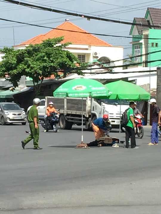 Nạn nhân nằm bất động tại hiện trường vụ tai nạn giao thông sau khi bị xe tải cán qua người Nạn nhân nằm bất động tại hiện trường vụ tai nạn giao thông sau khi bị xe tải cán qua người