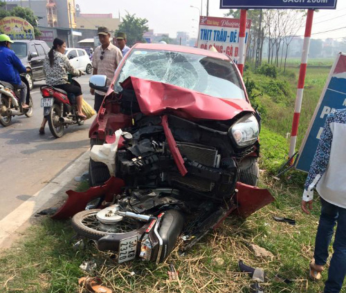 Hiện trường vụ xe KIA Morning g&acirc;y tai nạn giao th&ocirc;ng nghi&ecirc;m trọng khiến nhiều học sinh nhập viện