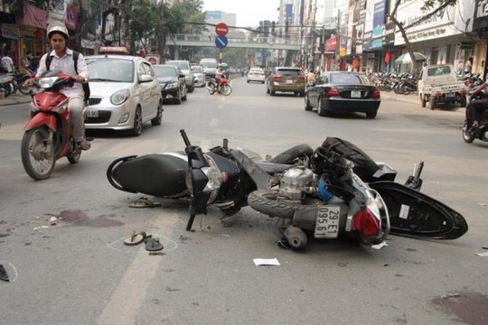 Hiện trường vụ tai nạn giao th&ocirc;ng khiến 2 người bị thương nặng tr&ecirc;n phố Th&aacute;i H&agrave; (H&agrave; Nội)