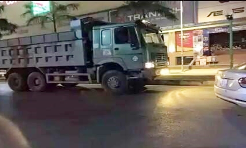 Sau khi g&acirc;y tai nạn giao th&ocirc;ng thương t&acirc;m, lái xe tr&ocirc;́n khỏi hi&ecirc;̣n trường nhưng đã bị người d&acirc;n truy bắt