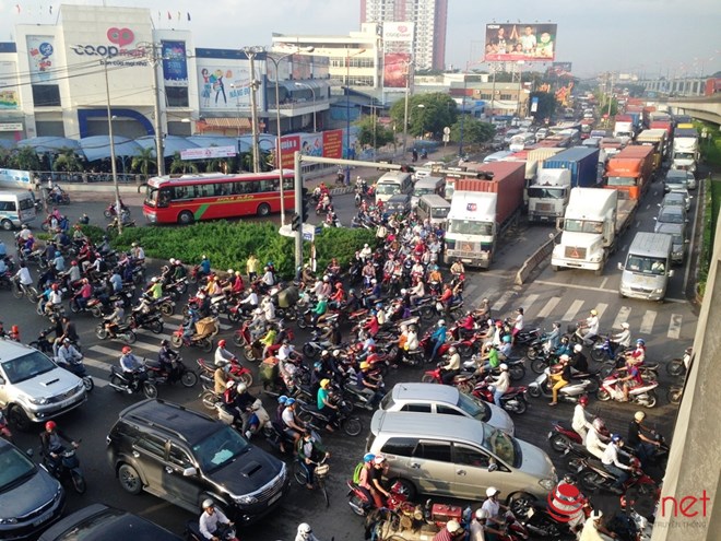 H&agrave;ng ng&agrave;n phương tiện &lsquo;ch&ocirc;n ch&acirc;n&rsquo; tr&ecirc;n đường v&igrave; tai nạn giao th&ocirc;ng