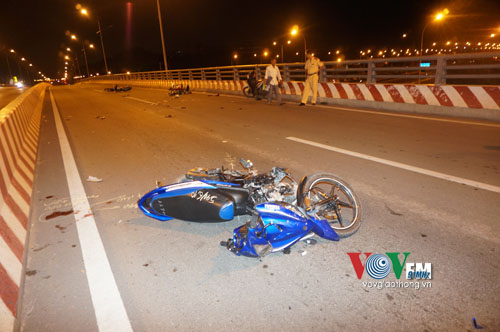 Hiện trường vụ tai nạn giao th&ocirc;ng li&ecirc;n ho&agrave;n tại cầu vượt Trần Văn Gi&agrave;u, TPHCM