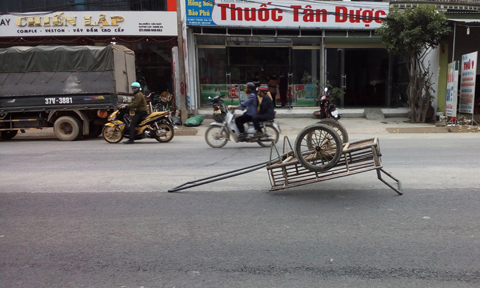 Chiếc xe kiến an lật ngửa giữa đường...