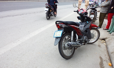 Chiếc xe kiến an lật ngửa giữa đường sau vụ tai nạn giao th&ocirc;ng