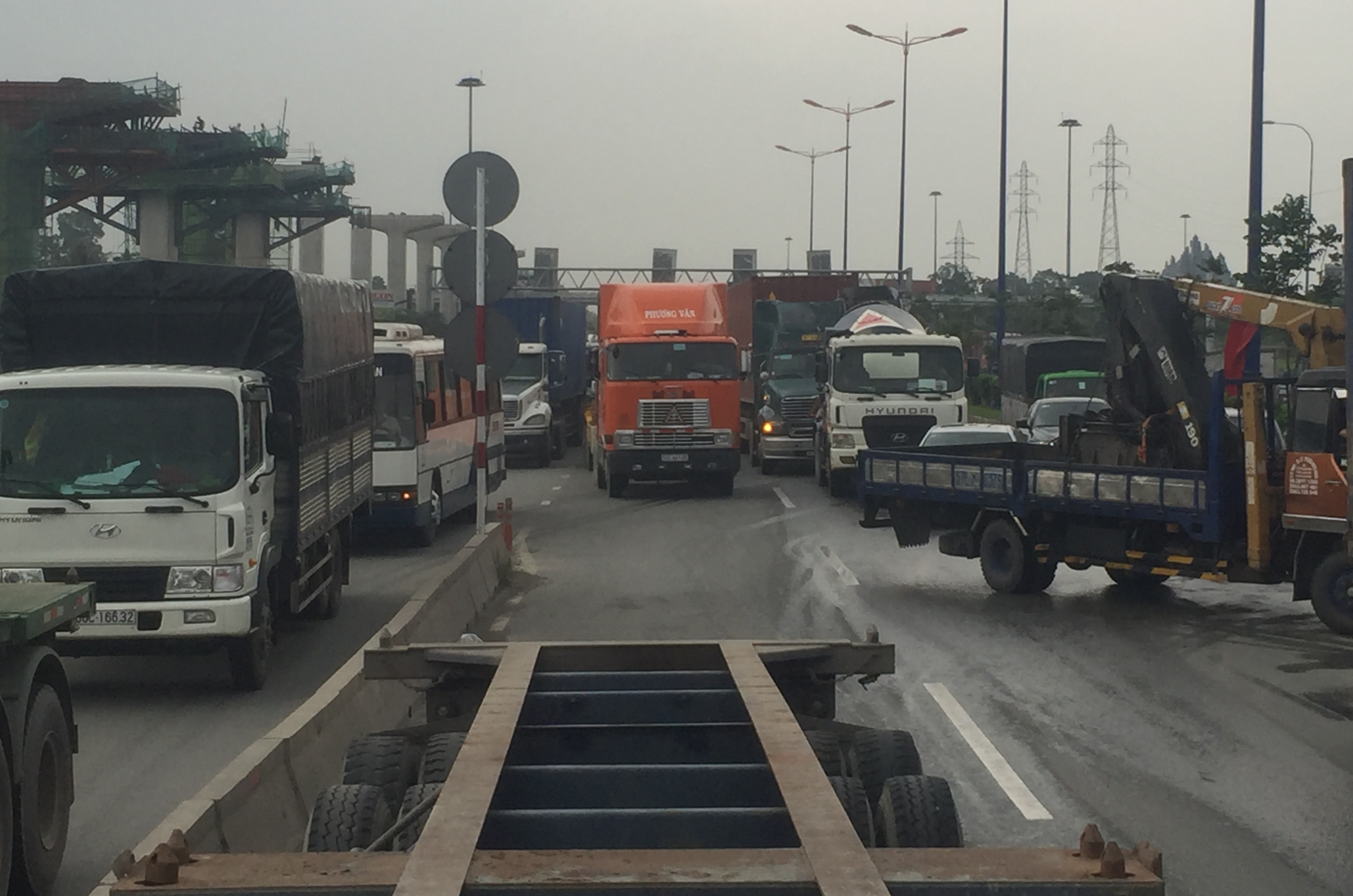 C&aacute;c vụ tai nạn giao th&ocirc;ng li&ecirc;n tiếp khiến xa lộ H&agrave; Nội bị &ugrave;n ứ k&eacute;o d&agrave;i