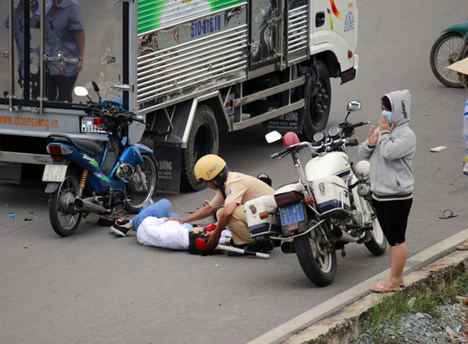 Hiện trường vụ tai nạn giao th&ocirc;ng khiến đ&ocirc;i nam nữ thanh ni&ecirc;n nguy kịch