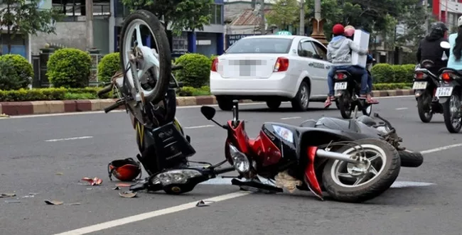 Hiện trường một vụ tai nạn giao th&ocirc;ng nghi&ecirc;m trọng