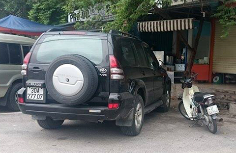 Hai chiếc xe trong vụ tai nạn giao th&ocirc;ng bị hỏng h&oacute;c nặng