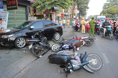 Hiện trường vụ tai nạn giao th&ocirc;ng xe &lsquo;đi&ecirc;n&rsquo; t&ocirc;ng li&ecirc;n ho&agrave;n 6 m&aacute;y ở TPHCM