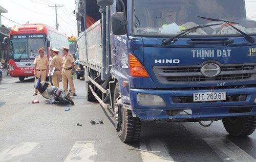 Vụ tai nạn giao th&ocirc;ng khiến QL1A đoạn đi qua hiện trường kẹt xe h&agrave;ng giờ liền