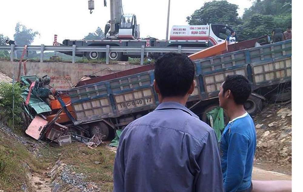 Hiện trường vụ tai nạn giao th&ocirc;ng tr&ecirc;n cao tốc H&agrave; Nội &ndash; L&agrave;o Cai khiến phụ xe tử vong