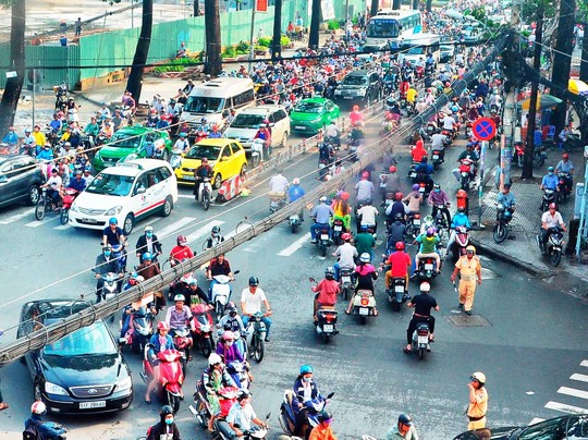 Ba vụ tai nạn giao th&ocirc;ng xảy ra li&ecirc;n tiếp v&agrave;o giờ cao điểm khiến giao lộ L&ecirc; Hồng Phong &ndash; 3/2 &lsquo;t&ecirc; liệt&rsquo;
