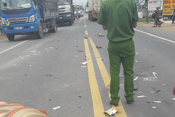 Hiện trường vụ tai nạn giao th&ocirc;ng kinh ho&agrave;ng khiến anh Nguyễn Văn B&igrave;nh tử vong