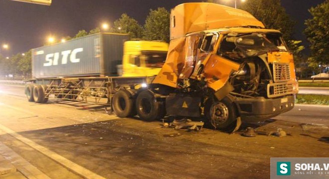 Phần đầu xe container bị hư hỏng ho&agrave;n to&agrave;n sau vụ tai nạn giao th&ocirc;ng kinh ho&agrave;ng