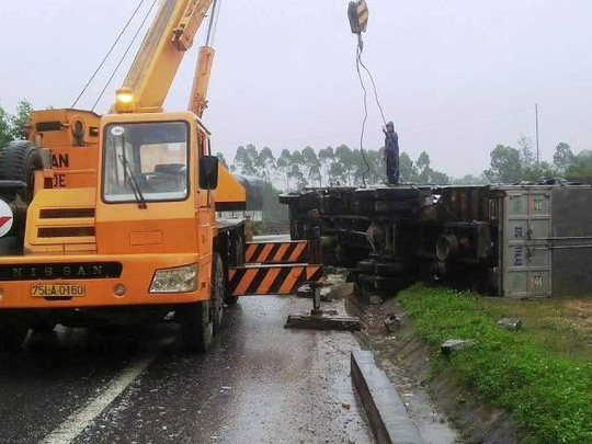 May mắn l&agrave; kh&ocirc;ng c&oacute; nạn nh&acirc;n thương vong trong vụ tai nạn giao th&ocirc;ng giữa container v&agrave; xe kh&aacute;ch