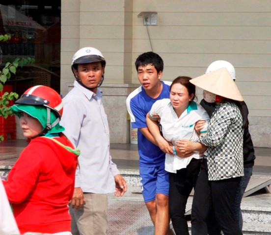 Người vợ ngất xỉu khi chứng kiến chồng tử vong v&igrave; vụ tai nạn giao th&ocirc;ng thảm khốc