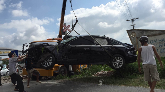 &Ocirc; t&ocirc; hạng sang Audi A8 dập n&aacute;t phần đầu sau tai nạn giao th&ocirc;ng kinh ho&agrave;ng
