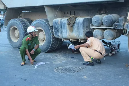 Vụ tai nạn giao th&ocirc;ng khiến ch&aacute;u Quy&ecirc;n bị mắc kẹt dưới gầm xe tải v&agrave; phải chờ người d&acirc;n k&eacute;o ra ngo&agrave;i