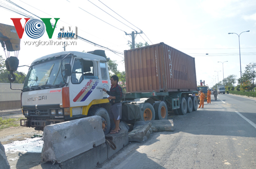 Đến 9h c&ugrave;ng ng&agrave;y, 2 xe cứu hộ k&eacute;o xe bị nạn rời khỏi hiện trường vụ tai nạn giao th&ocirc;ng