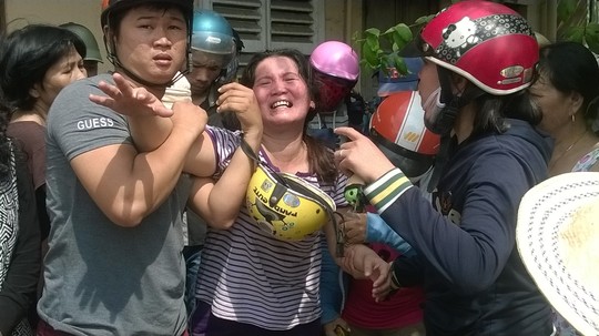Con g&aacute;i nạn nh&acirc;n vụ tai nạn giao th&ocirc;ng g&agrave;o kh&oacute;c thảm thiết trước c&aacute;i chết bất ngờ của cha mẹ
