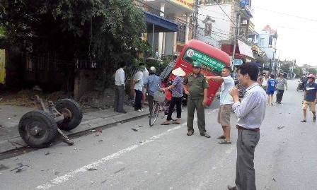 B&aacute;nh xe c&ocirc;ng n&ocirc;ng rơi hẳn ra ngo&agrave;i tại hiện trường vụ tai nạn giao th&ocirc;ng