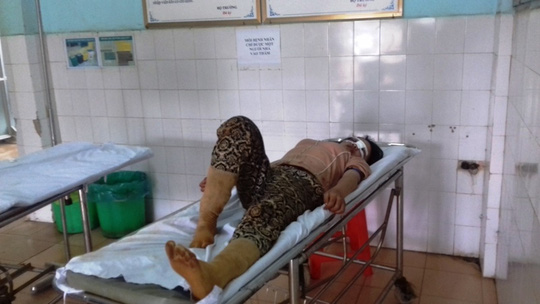 Một trong những nạn nh&acirc;n của vụ tai nạn giao th&ocirc;ng kinh ho&agrave;ng đang được điều trị tại bệnh viện