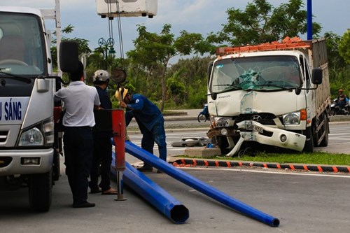 Lực lượng chức năng TPHCM xử l&yacute; hiện trường vụ tai nạn giao th&ocirc;ng trước hầm Thủ Thi&ecirc;m