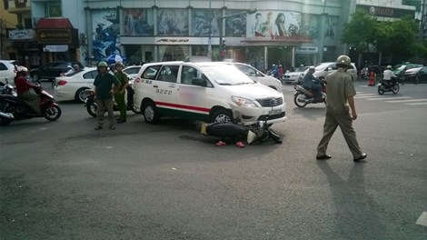 Một số nh&acirc;n chứng cho biết nguy&ecirc;n nh&acirc;n dẫn đến vụ tai nạn giao th&ocirc;ng l&agrave; do taxi cố t&igrave;nh vượt đ&egrave;n đỏ