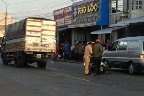 Hiện trường vụ tai nạn giao th&ocirc;ng nghi&ecirc;m trọng khiến người phụ nữ 42 tuổi nguy kịch