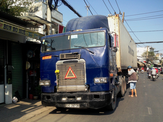Sau khi g&acirc;y tai nạn giao th&ocirc;ng, chiếc xe container chạy th&ecirc;m hơn 300m mới dừng lại