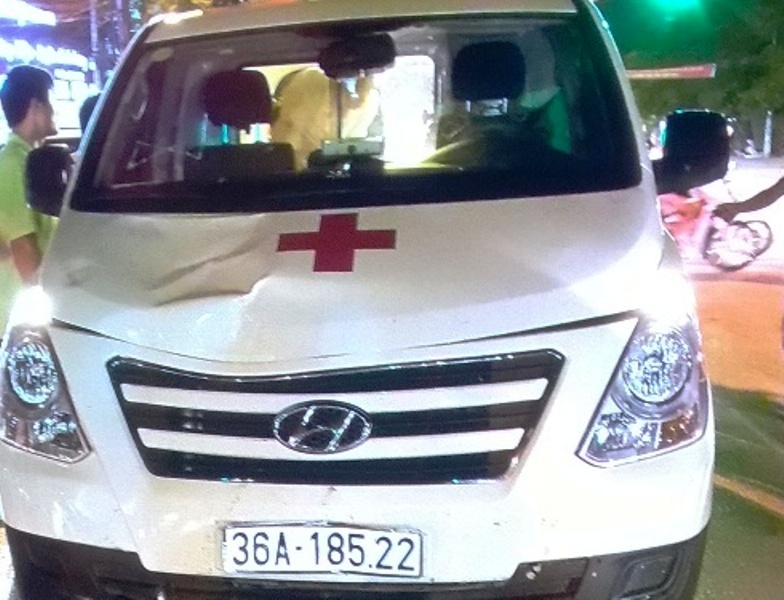 Chiếc xe cứu thương g&acirc;y tai nạn giao th&ocirc;ng khiến thiếu nữ phải nhập viện cấp cứu