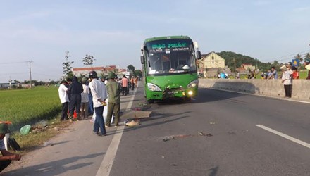 Hiện trường vụ tai nạn giao th&ocirc;ng thương t&acirc;m khiến người b&aacute;n rau chết thảm