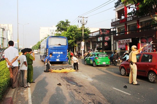 V&igrave; bất cẩn vấp phải d&acirc;y c&aacute;p m&agrave; người đ&agrave;n &ocirc;ng đ&atilde; gặp tai nạn giao th&ocirc;ng chết người