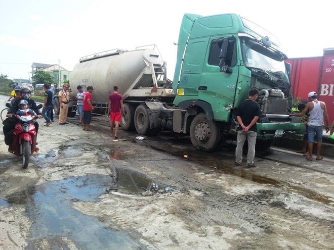 Hiện trường vụ tai nạn giao th&ocirc;ng nghi&ecirc;m trọng giữa xe đầu k&eacute;o v&agrave; xe tải