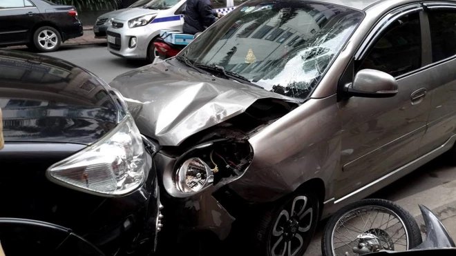 Vụ tai nạn giao th&ocirc;ng nghi&ecirc;m trọng xảy ra ngay trước UBND quận Hai B&agrave; Trưng (H&agrave; Nội)