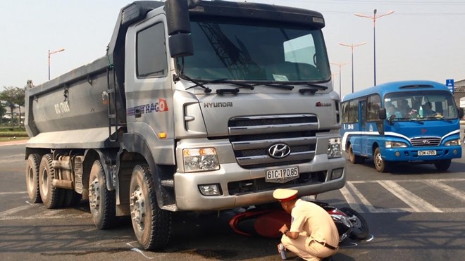 Chiếc xe m&aacute;y c&ugrave;ng 2 c&ocirc; g&aacute;i bị cuốn v&agrave;o gầm xe ben tại hiện trường vụ tai nạn giao th&ocirc;ng