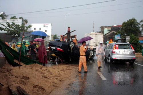 Cảnh s&aacute;t giao th&ocirc;ng tỉnh Quảng Nam đang điều tra l&agrave;m r&otilde; nguy&ecirc;n nh&acirc;n khiến xe Camry g&acirc;y tai nạn giao th&ocirc;ng li&ecirc;n ho&agrave;n