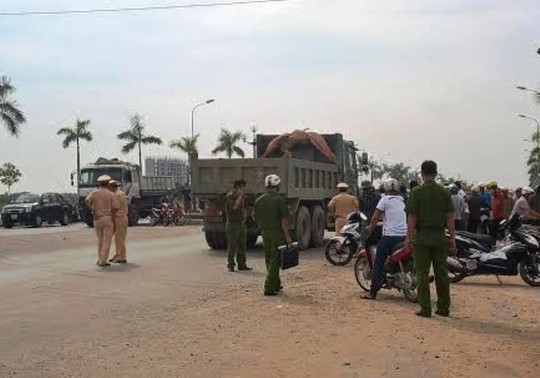 Hiện trường vụ tai nạn giao th&ocirc;ng thảm khốc khiến một người chết thảm