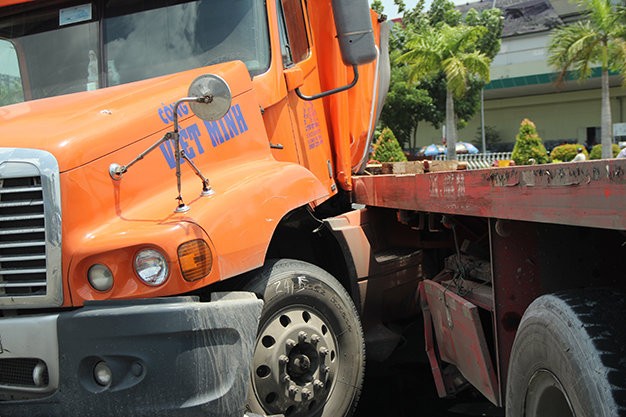 Chiếc xe đầu k&eacute;o container g&acirc;y ra tai nạn giao th&ocirc;ng kinh ho&agrave;ng