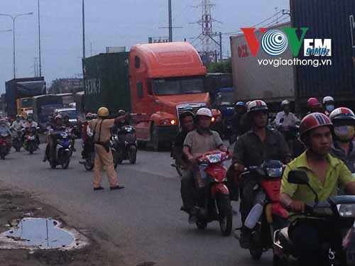 Vụ tai nạn giao th&ocirc;ng khiến cả một đoạn đường bị &ugrave;n tắc k&eacute;o d&agrave;i