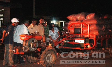 Lực lượng chức năng đang khẩn trương l&agrave;m r&otilde; nguy&ecirc;n nh&acirc;n vụ tai nạn giao th&ocirc;ng khiến học sinh lớp 3 chết thảm