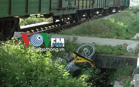 Hiện trường vụ tai nạn giao th&ocirc;ng đường sắt thương t&acirc;m