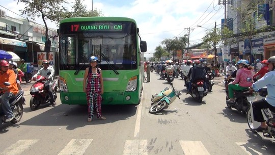 Hiện trường vụ tai nạn giao th&ocirc;ng giữa xe bu&yacute;t v&agrave; xe m&aacute;y tr&ecirc;n đường Phạm H&ugrave;ng (TPHCM)