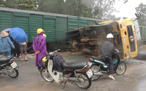 Hiện trường vụ tai nạn giao th&ocirc;ng giữa t&agrave;u hỏa v&agrave; xe tải