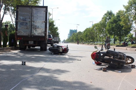 Vụ tai nạn giữa ba xe m&aacute;y v&agrave; &ocirc; t&ocirc; tr&ecirc;n đường Mai Ch&iacute; Thọ, quận 2, TPHCM v&agrave;o s&aacute;ng ng&agrave;y 3/12